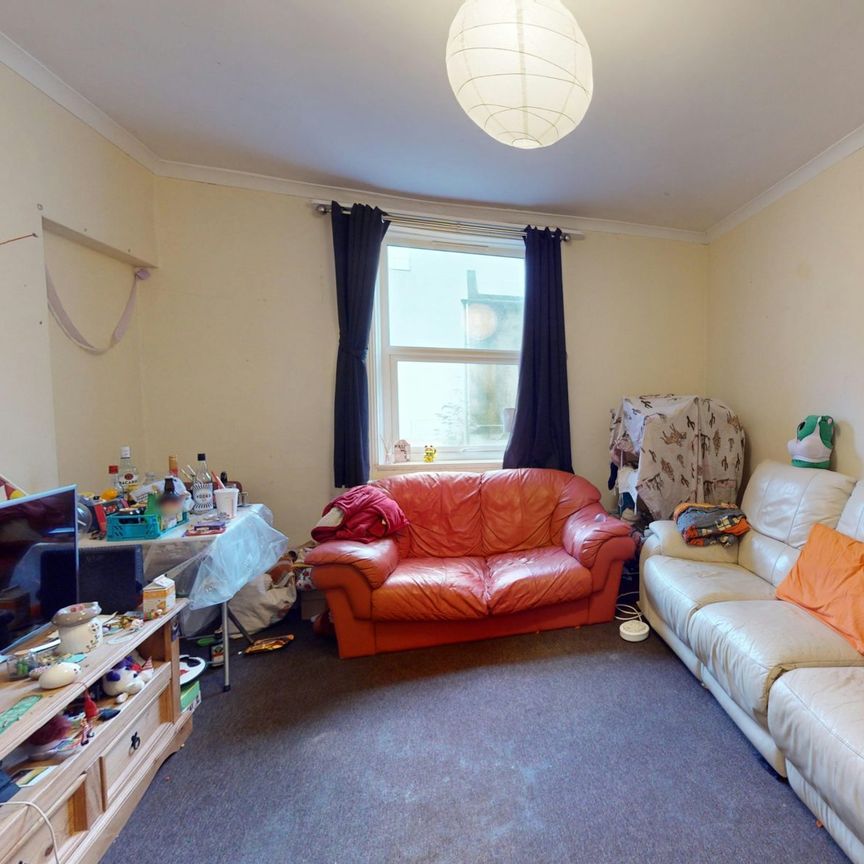 Flat to rent on - Photo 1