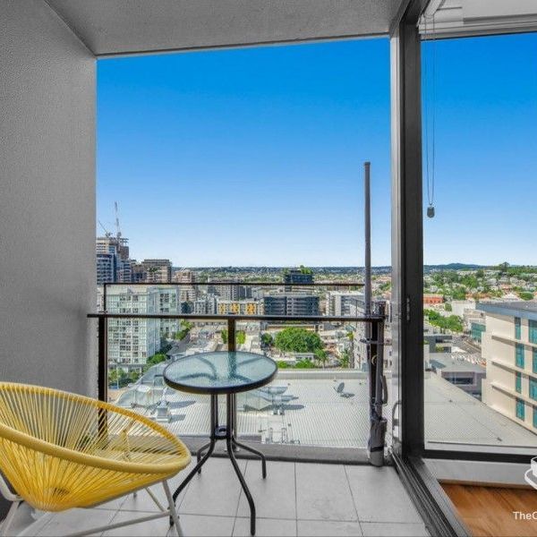 Top Floor - 2 Bed 2 Bath Apartment - Great View! - Photo 1