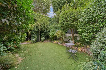 An immaculately presented four bedroom white stucco fronted house to rent in South Kensington, SW7 - Photo 4