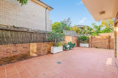 Spacious Three Bedroom Townhouse - Photo 5