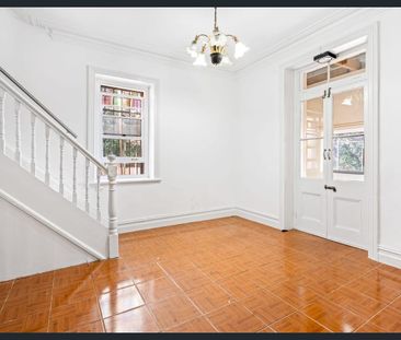 Federation Character. Four Bedrooms. Grapevine Shade. 180m to Mackey Park. - Photo 6