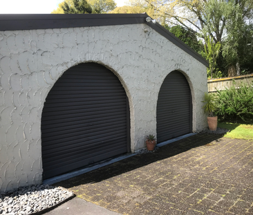 Hidden behind the very private road front hedge is a lovely 3 bedro... - Photo 1