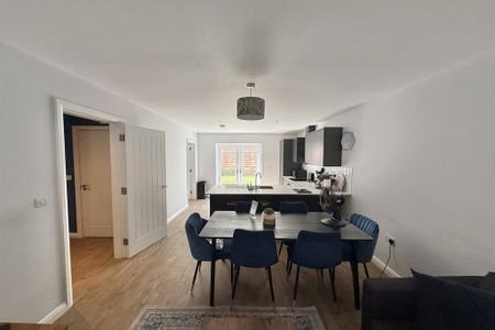 4 bedroom semi-detached house to rent - Photo 3