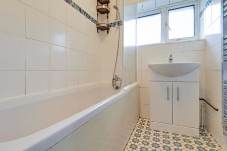 4 bedroom end of terrace house to rent - Photo 4