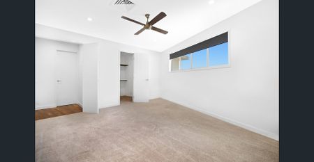 Grand Waterfront Entertainer in Exclusive Hope Island Estate - Photo 3