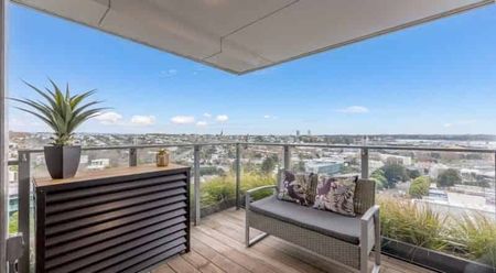 Panoramic City & Harbour Views, 1 Bedroom, 1 Study - Photo 4