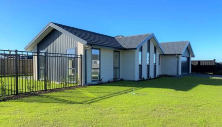 Modern Family Living - Photo 2