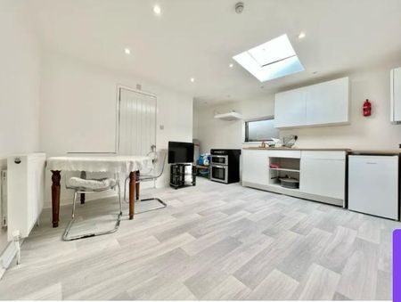 Studio to rent - Photo 3