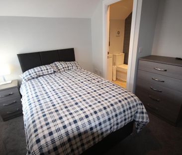 1 bedroom in a house share to rent - Photo 2