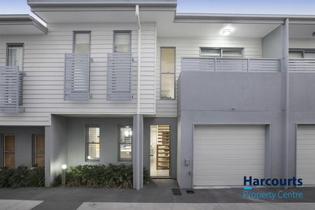 Gorgeous Three Bedroom Townhouse in Prime Location - Photo 5