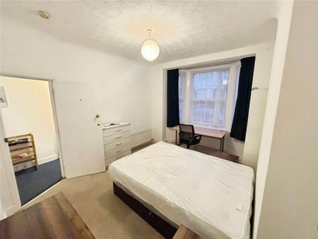 5 bedroom end of terrace house to rent - Photo 2