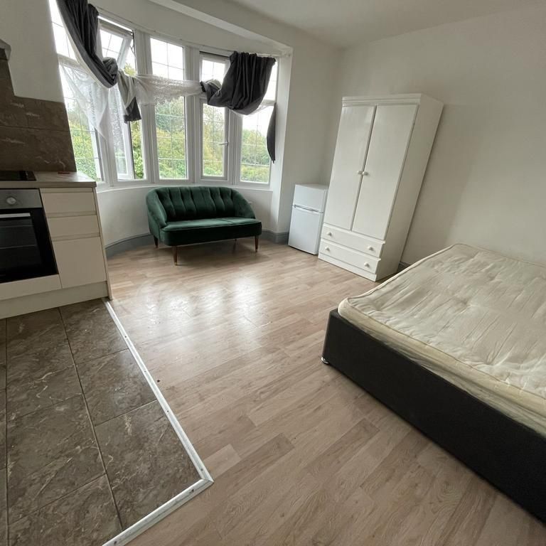 Studio to rent - Photo 1