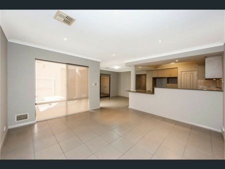 EXCEPTIONAL TOWNHOUSE IN A GREAT LOCATION - Photo 2