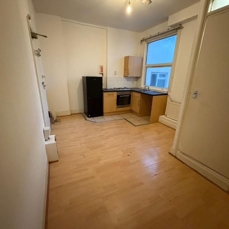 Studio to rent - Photo 1