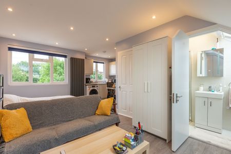 5 Bed Semi-Detached House, Pymmes Green Road, N11 - Photo 3