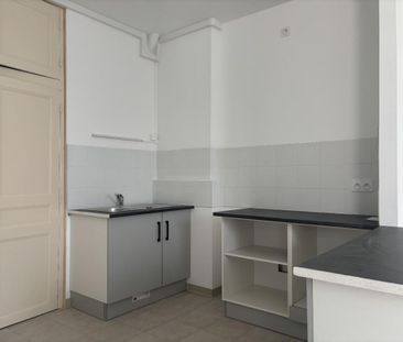 Location Appartement 3 pièces 80m² CHATELLERAULT 86100 - Photo 3