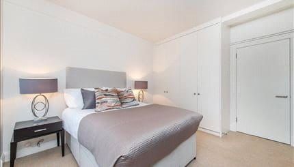 This spacious, third floor, two double bedroom apartment is located in the heart of Chelsea. The EPC rating is C. - Photo 2