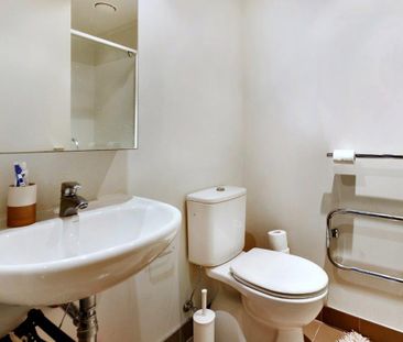 Spacious 2 Bedroom with Balcony - Photo 2