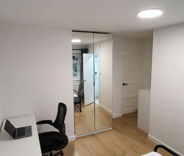 Newly Refurbished Cosy Home - Ensuite Rooms - high standard Room 1 - Photo 3