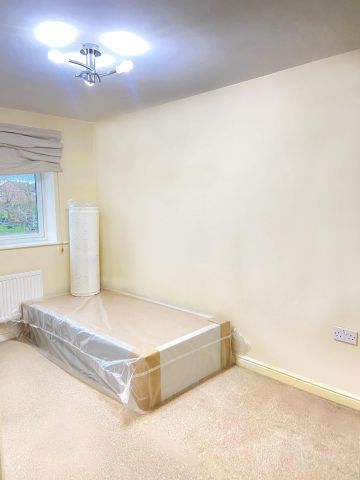 Room in a Shared House, Frank Birchill Close, M40 - Photo 2