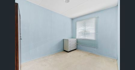 Bayside Living Just 200m to the Waterfront - Spacious Home in Prime Wynnum Location - Photo 5