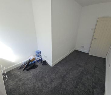 2 bedroom end of terrace house to rent - Photo 3