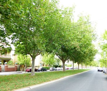 ENTRY VIA REAR LANE - REDPATH RISE SPACIOUS REFURBISHED ONE HUGE BE... - Photo 4