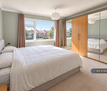 3 bedroom flat to rent - Photo 3