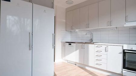 Välkommen till en nyrenoverad lägenhet på Sloalyckan. Bostaden är utrustad med moderna vitvaror och erbjuder bekvämligheter såsom diskmaskin, tvättmaskin och torktumlare. Köket är renoverat i ett kallt koncept med stilrena gråa toner. Badrum och hall är renoverade samt utrustade med ny inredning. Innerdörrarna i sovrummet är bytta och samtliga rum är ommålade i en vit kulör. Fiber finns indraget i lägenheten. I hyran ingår varmhyra, vilket omfattar uppvärmning och varmvatten. Ett grundutbud av tv-kanaler samt sophantering ingår. Endast hushållsel tillkommer. Rökfritt boende gäller för alla kontrakt tecknade från och med 2025-01-01, inklusive gemensamma utrymmen. - Foto 5