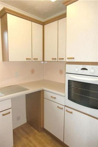 1 bedroom retirement property to rent - Photo 3