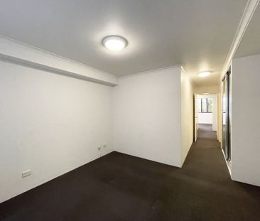 SPACIOUS 2 BEDROOM RESIDENCE IN PYRMONT - Photo 3