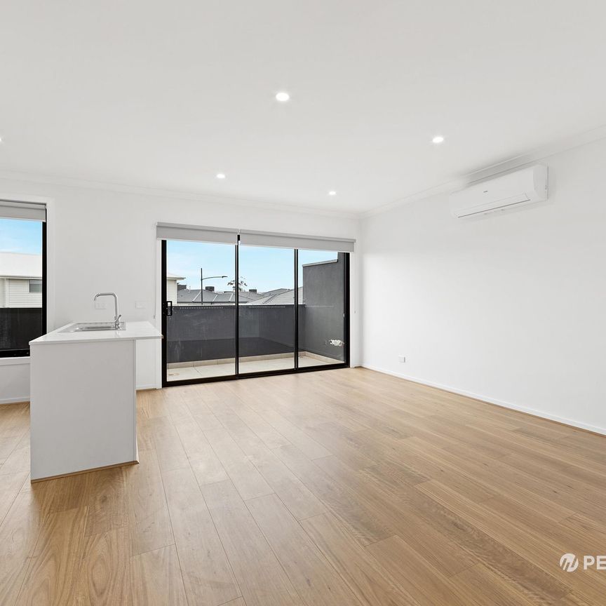 12 Strong View, Fraser Rise VIC 3336 - Townhouse For Rent | Domain - Photo 1