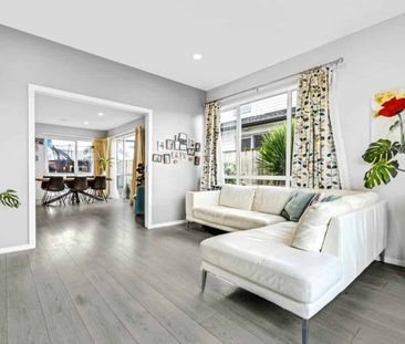 5 Bedroom Family Stunner! - Photo 4