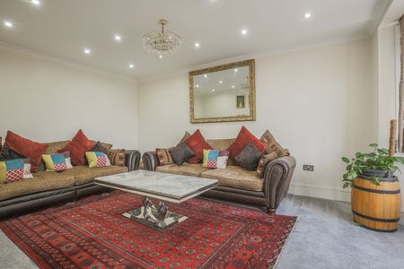 Beverley Way. Raynes Park, SW20 (Semi-Detached) - Photo 2