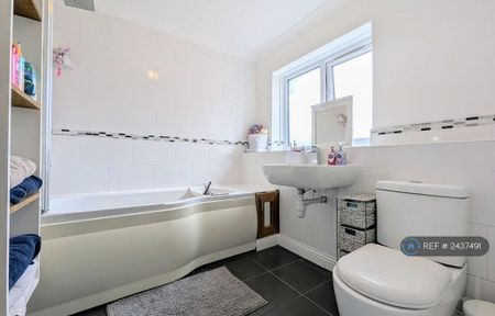 3 bedroom flat to rent - Photo 5