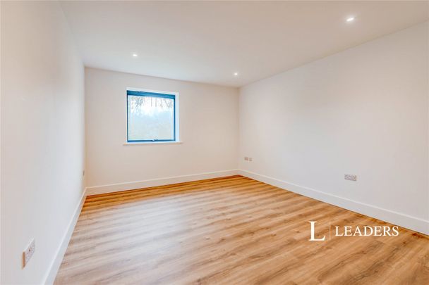 4 bedroom bungalow to rent Charlwood Road, Horley, Surrey, RH6 - Photo 1