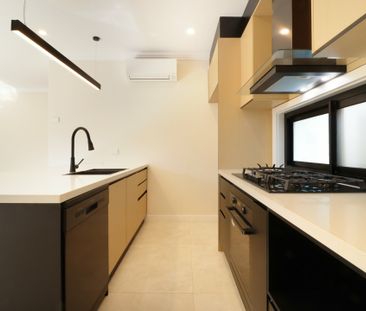 Modern Residence moments to waters edge - Photo 4