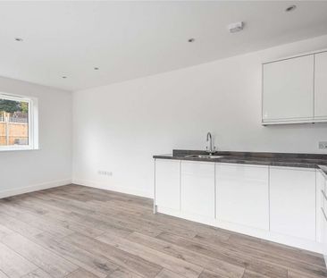 A stylish and contemporary home set in Biggin Hill. - Photo 4