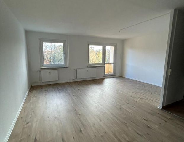 LICHTDURCHFLUTENDE 3 ZIMMER-WOHNUNG mit EBK, Balkon & offene Küche - Photo 1