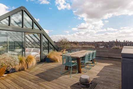 A Vaulted-Ceiling Penthouse with Terrace in Fulham Riverside - Photo 5