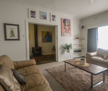 COSY 3 BEDROOM HOME IN GREAT LOCATION - Photo 2