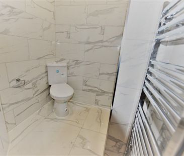 2 bedroom Flat in Springwood Road Flat 2, Leeds - Photo 4