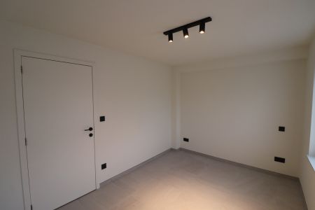 Gerenoveerde loft (2de en 3de verdieping) met terras (ca 28 m²), garage en fietsenberging. - Photo 3