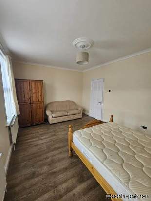 3 bedroom property to rent in London - Photo 3