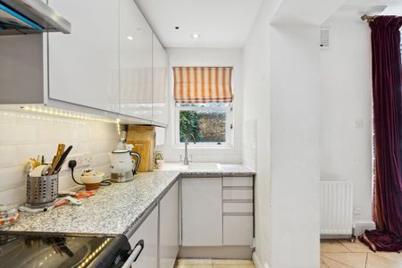 3 bedroom flat in Kensington Church Street - Photo 2