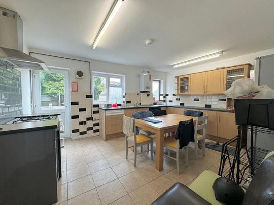 6 bedroom semi-detached house to rent - Photo 1