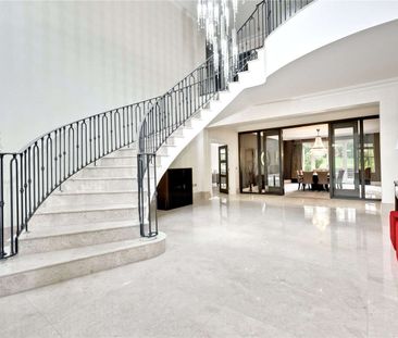 A stunning family home finished to an exceptional standard throughout. SHORT LET ONLY. - Photo 1