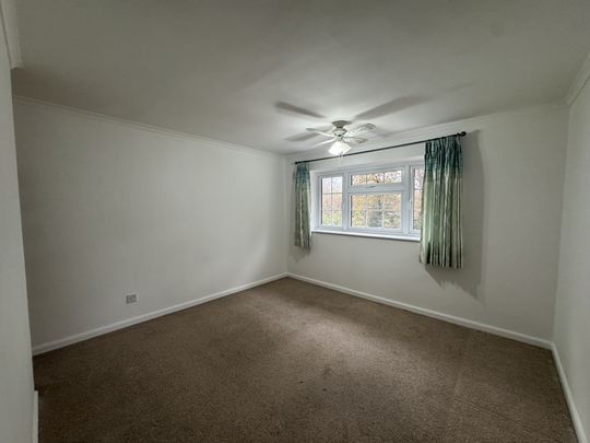 Punch Copse Road, Crawley - Photo 1
