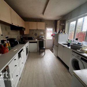 3 bedroom terraced house to rent - Photo 2