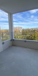 SAINT ETIENNE APPARTEMENT T2 MEUBLE AVEC TERRASSE ET PLACE DE PARKING - Photo 3